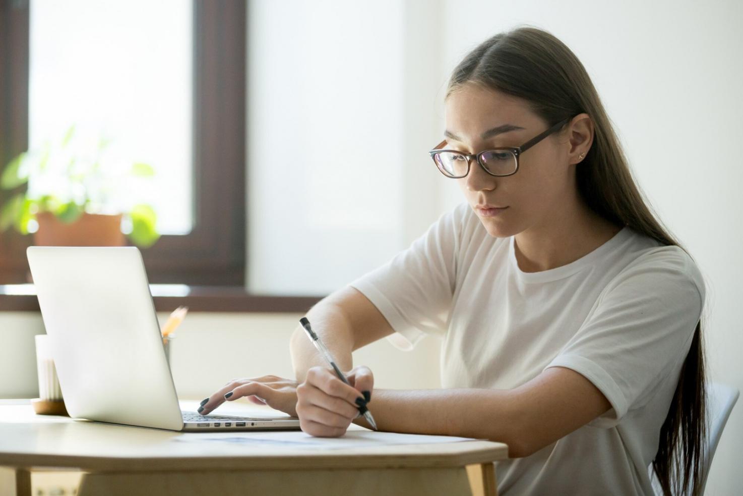 Salle de formation moderne avec équipements financiers
